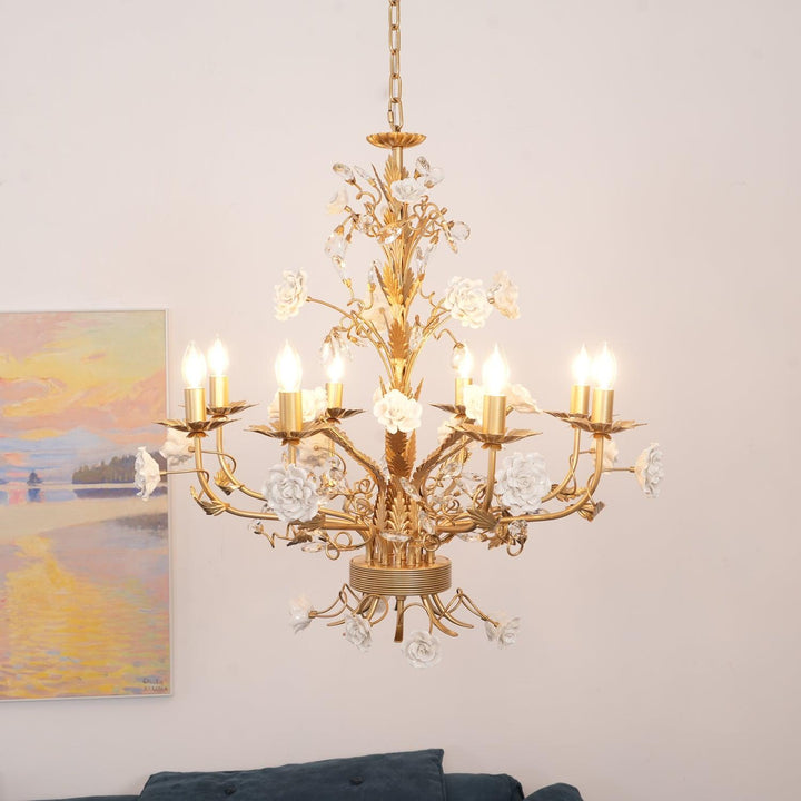 Lampadario in metallo ornato con rose di porcellana e cristallo, classico e lussuoso