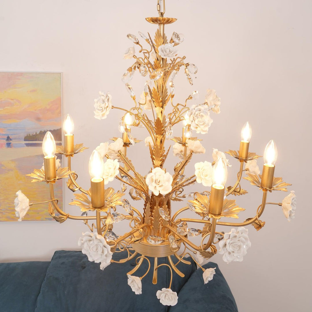 Lampadario in metallo ornato con rose di porcellana e cristallo, classico e lussuoso