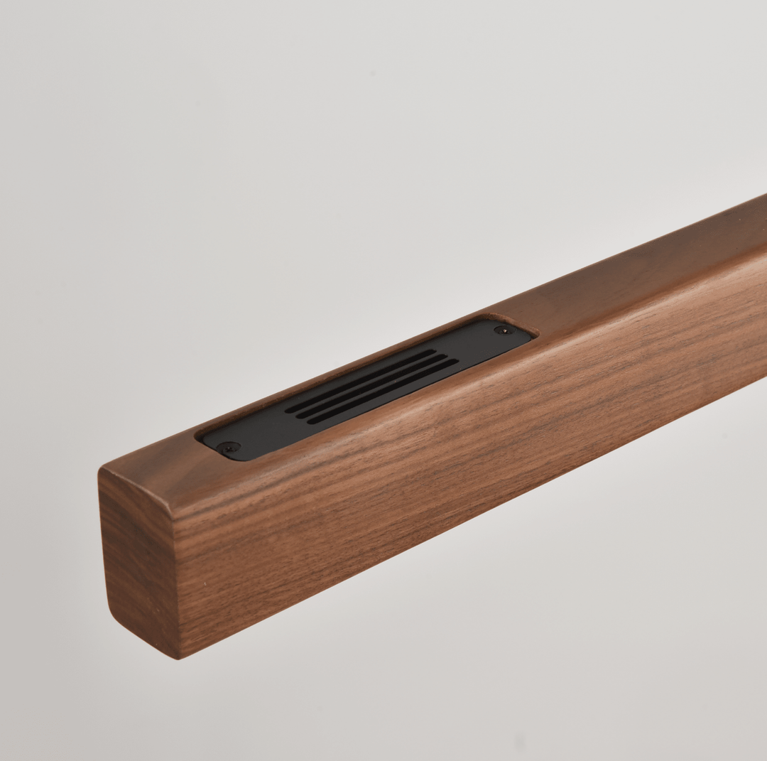 Lampada a sospensione lineare in legno color noce