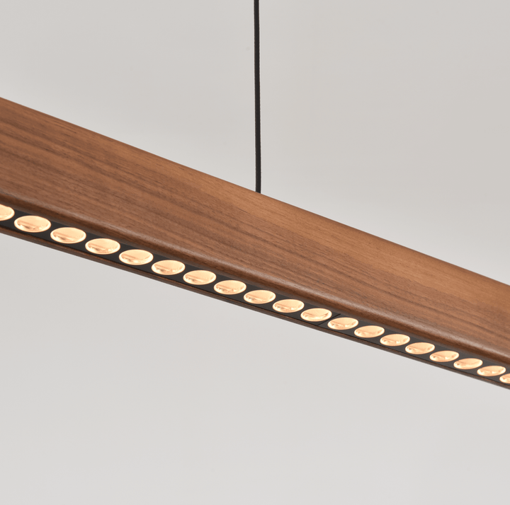 Lampada a sospensione lineare in legno color noce